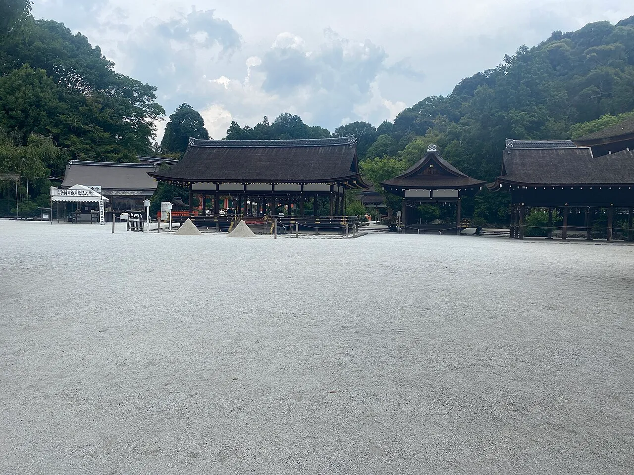 上賀茂神社の二の鳥居と立砂